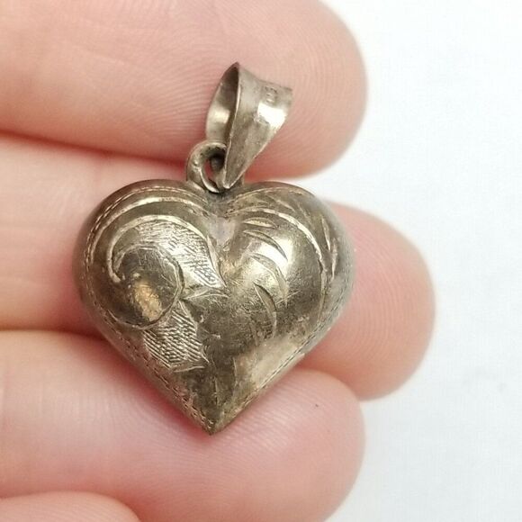 Vintage Sterling Silver Puffy Heart Shape Pendant with Etched Design, Estate - Picture 7 of 7